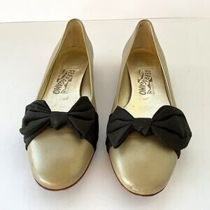 Ferragamo Ballett 01 Taupe Flats with Black Bow 8 1/2 AA